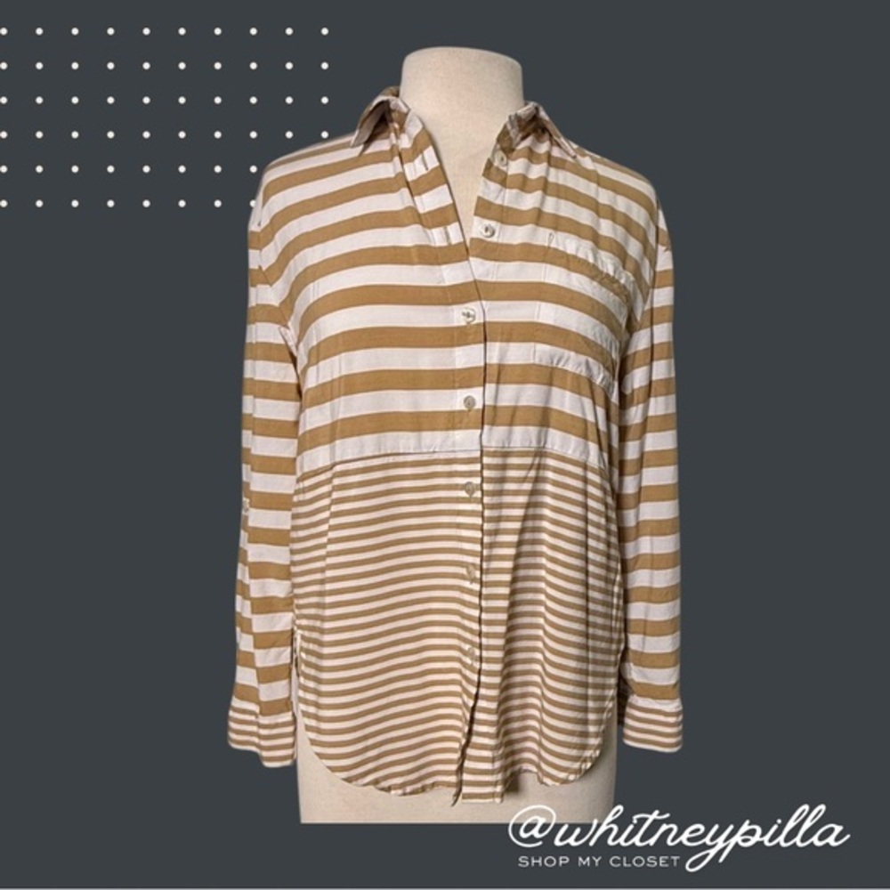 3/$20 Jane + Delancey lightweight button front top neutral White Stripe small